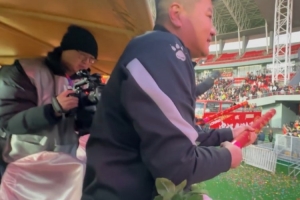 第一视角直击大羽指导花车巡游，今夜铁人球迷是最幸福的