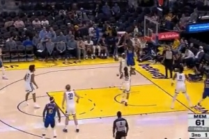 攻防建功！库明加送大帽后下快攻 接库里传球上篮得手