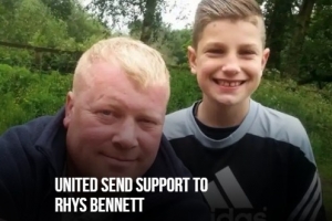 曼联U21将佩戴黑色袖标，向球员贝内特父亲的离世表示默哀