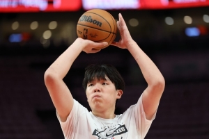 解说：小杨没达到NBA轮换水平可以预料 但英语没提升这点确实不好