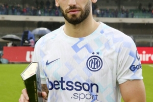 送出精彩助攻！官方：恰尔汗奥卢当选国米2-1维罗纳全场最佳