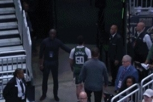 提前打卡！科尔-安东尼累计2次技术犯规被驱逐出场