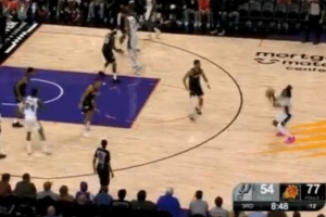 踩着logo出手！卡斯尔接巴恩斯传球超远三分飚中