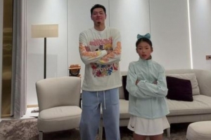 王大雷晒与女儿跳舞视频，韦世豪评论：有点卡哇伊了
