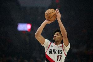 外线哑火！谢顿-夏普17中8拿到23分7板 三分7中1