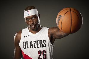 霍勒迪：里斯的投篮和能量让进攻空间打开 他鼓舞了士气&太关键了