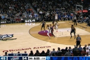 还是嫩！埃奇库姆中线被大球防守干扰差点失误 强突上篮再被帽