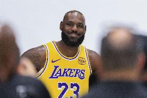 未见其人先闻其声！艾顿接受采访时詹姆斯大喊：五连胜啦五连胜啦